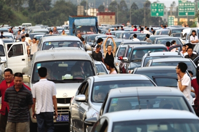 昨日早晨7时许,深圳机荷高速荷坳收费站往惠州、汕头方向严重拥堵,司机下车休息。查良千 摄